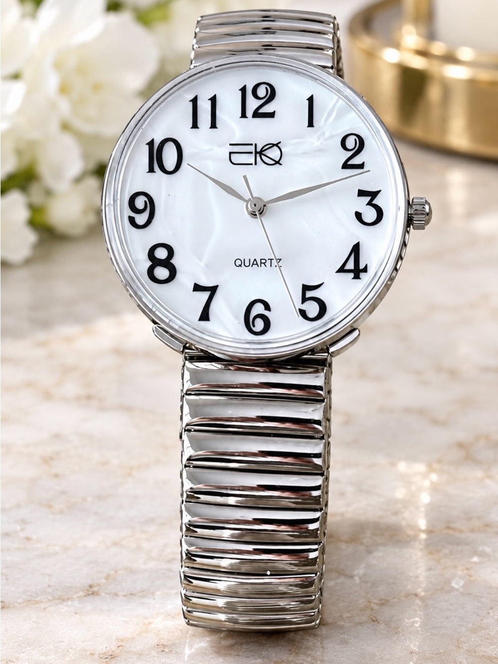 Easy to read numbers on a pearlescent face new unisex silver stretch band watch